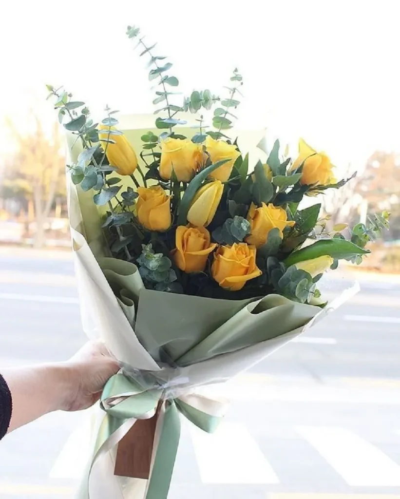 bo hoa tulip va hong ong