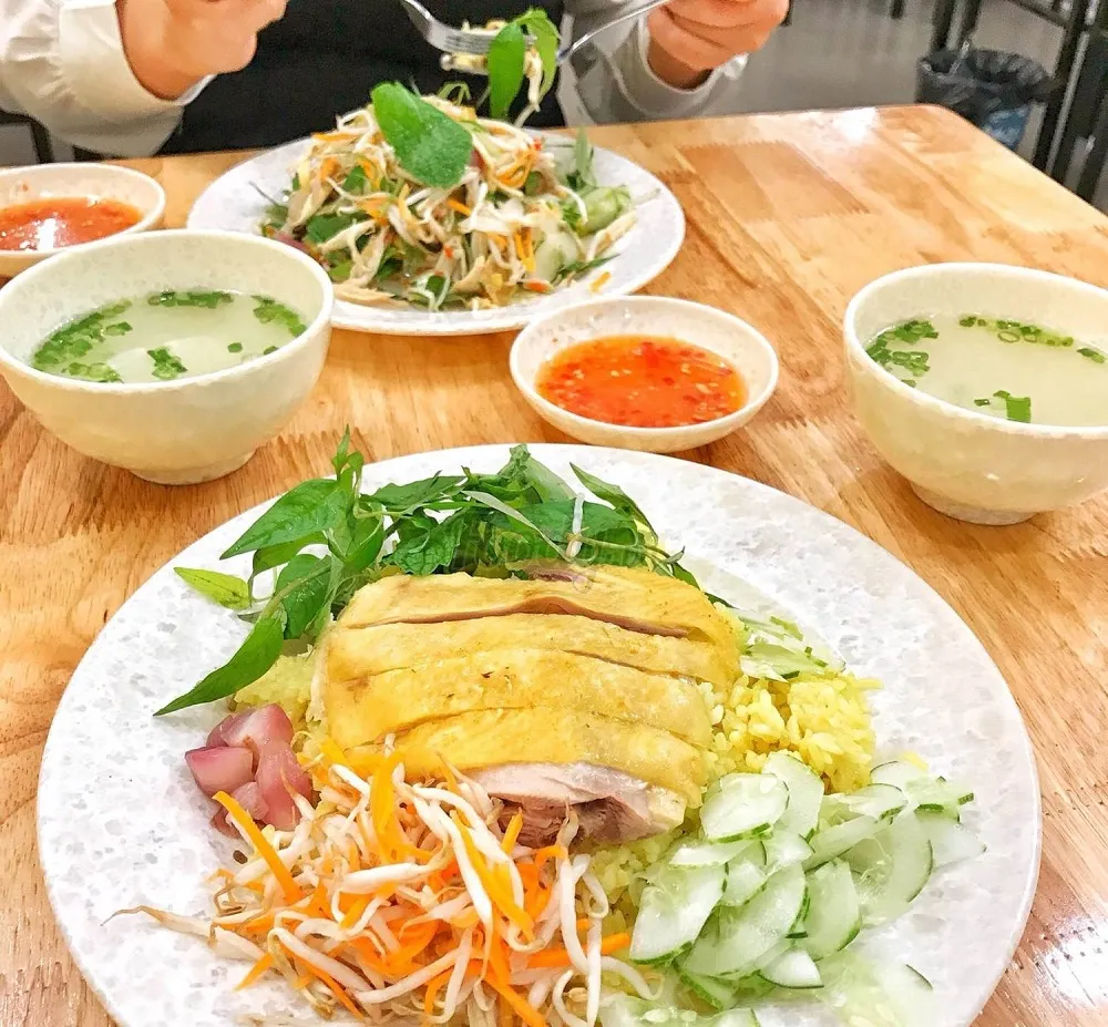 2. Đặc sản Phú Yên với cơm gà Phú Yên