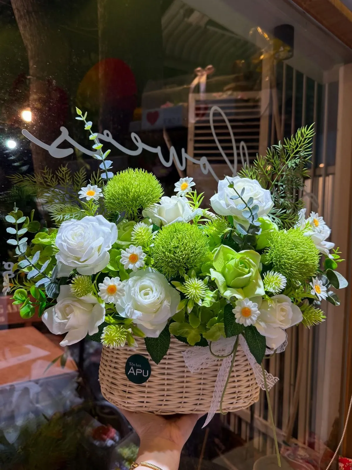 Mẫu giỏ, bình hoặc bó hoa cúc mẫu đơn màu trắng, hồng, đỏ, xanh đơn giản ý nghĩa từ Đà Lạt, Nhật Bản hoặc nhập Hà Lan mẫu hoa cúc mẫu đơn ddepj