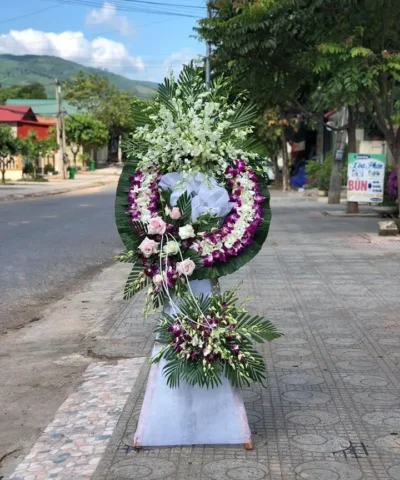 kệ hoa chia buồn màu tím