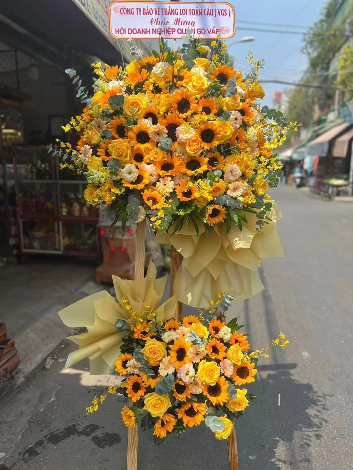 Mẫu kệ hoa 2 tầng chúc mừng khai trương hiện đại và sang trọng kệ hoa hướng dương 2 tầng đẹp